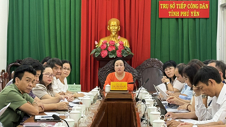 Đồng chí Cao Thị Hòa An chủ trì buổi tiếp công dân. Ảnh: PHẠM THÙY